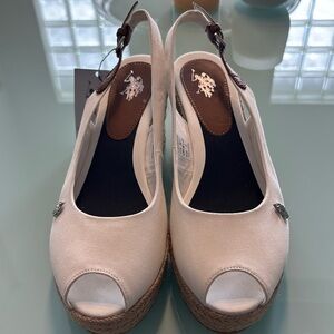 Espadrille sandals w/wedge. Crepe sole. Polo players metal signet. Leather bed.